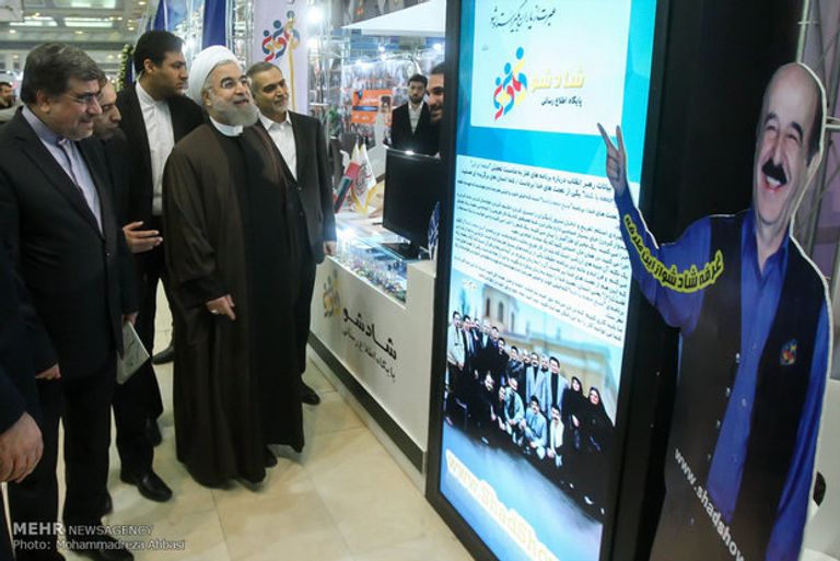 الرئيس الإيراني خلال تفقد معرض الصحافة ووكالات الأنباء خلال إحدى دوراته