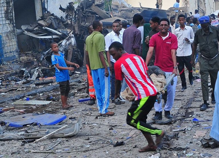 رجال الإسعاف والشرطة في موقع التفجير الأول - رويترز