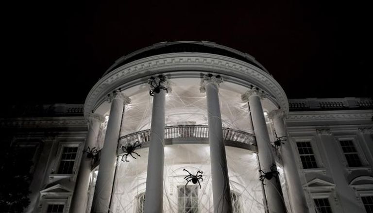 خيوط العنكبوت تظلل واجهة البيت الأبيض - أ. ف. ب