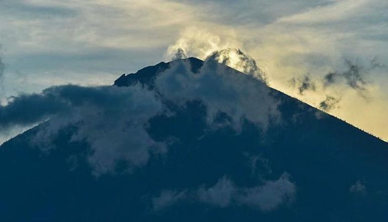 بركان جبل أغونج في إندونيسيا