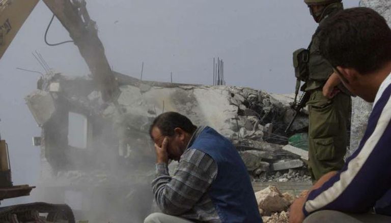 فلسطيني يتألم خلال هدم منزله