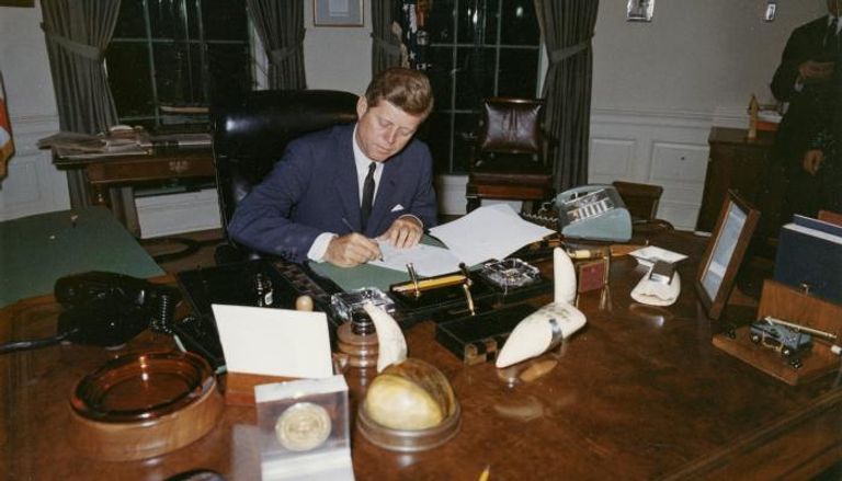 الرئيس الأمريكي الأسبق جون كينيدي في المكتب البيضاوي (رويترز)