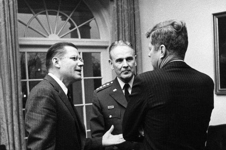 الرئيس الأمريكي الأسبق جون كينيدي في المكتب البيضاوي (رويترز)