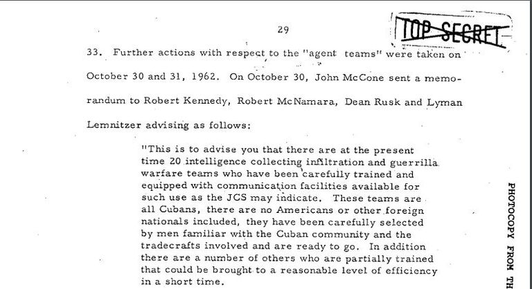 الرئيس الأمريكي الأسبق جون كينيدي في المكتب البيضاوي (رويترز)