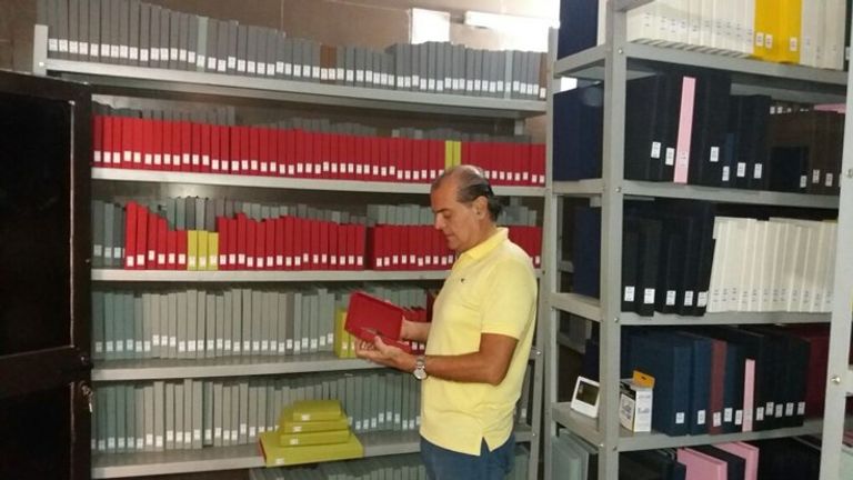 الدكتور بسام داغستاني يتصفح بعض المخطوطات