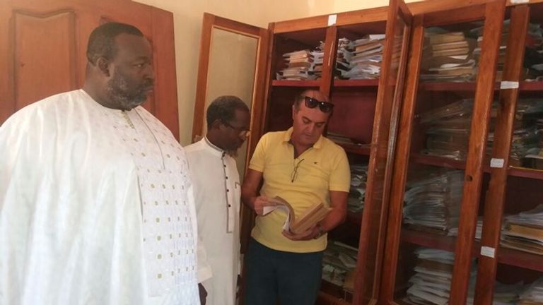 الدكتور بسام داغستاني يتصفح بعض المخطوطات