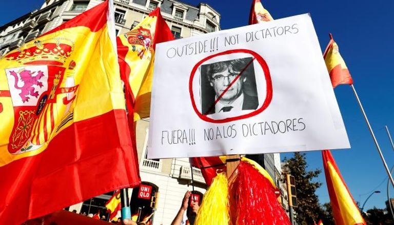 مظاهرات في إسبانيا ضد بوتشيمون (رويترز)