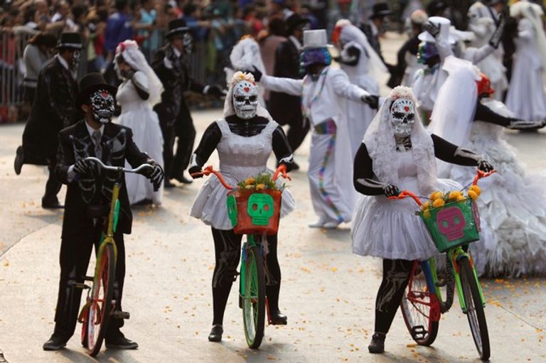 "يوم الموتى" يكرم المسعفين بعد زلزالي المكسيك