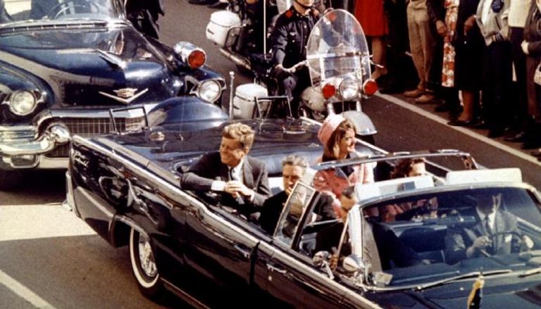 كينيدي وزوجته خلال اللحظات الأخيرة قبل الاغتيال (رويترز)