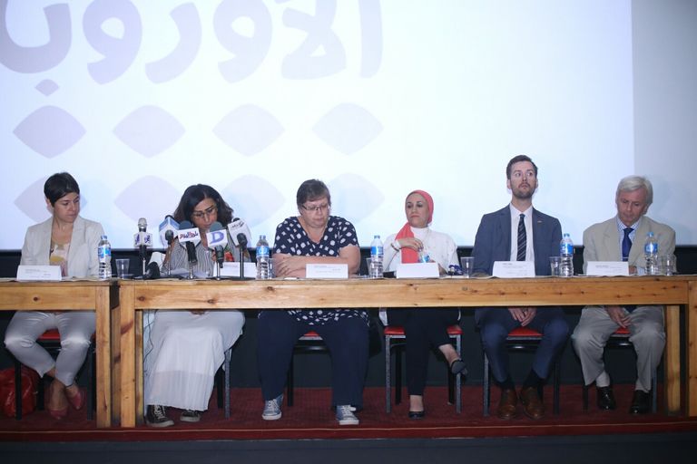 روبن اوستلوند مخرج (ذا سكوير) يتوسط أبطال العمل في مهرجان كان