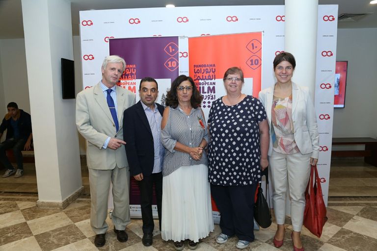 روبن اوستلوند مخرج (ذا سكوير) يتوسط أبطال العمل في مهرجان كان