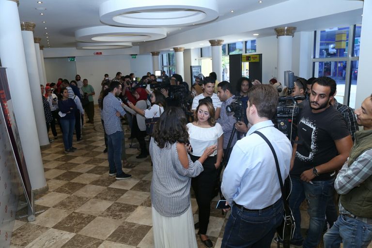 روبن اوستلوند مخرج (ذا سكوير) يتوسط أبطال العمل في مهرجان كان