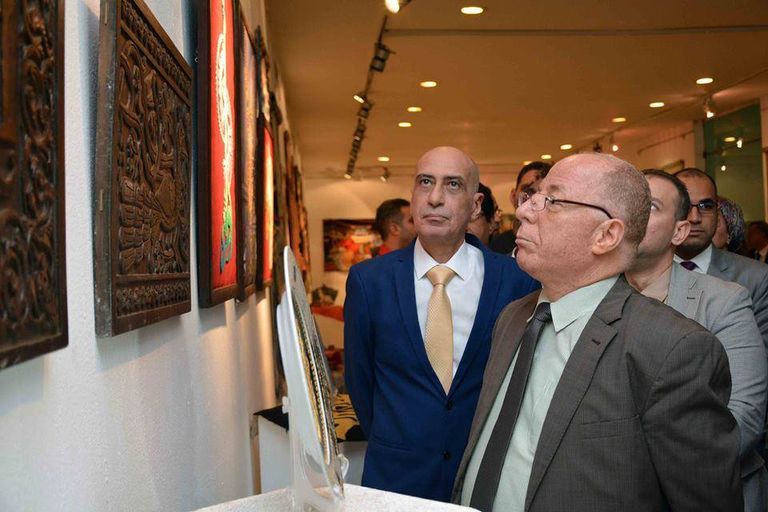 النمنم خلال تفقده منتجات الورش الفنية التراثية