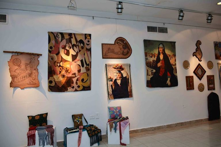 النمنم خلال تفقده منتجات الورش الفنية التراثية