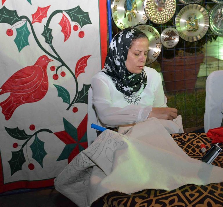 النمنم خلال تفقده منتجات الورش الفنية التراثية