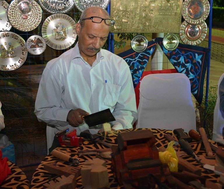 النمنم خلال تفقده منتجات الورش الفنية التراثية