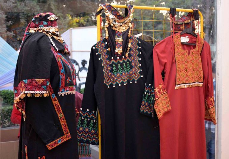 النمنم خلال تفقده منتجات الورش الفنية التراثية