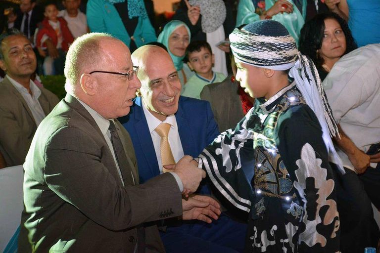 النمنم خلال تفقده منتجات الورش الفنية التراثية