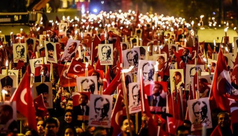 مسيرات تركية ترفع صور مصطفى أتاتورك في يوم الجمهورية- أ.ف.ب
