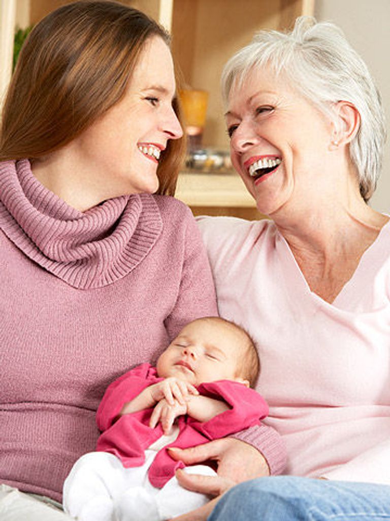 وجود الأم في الأسرة أو الحماة يقلل الإنجاب