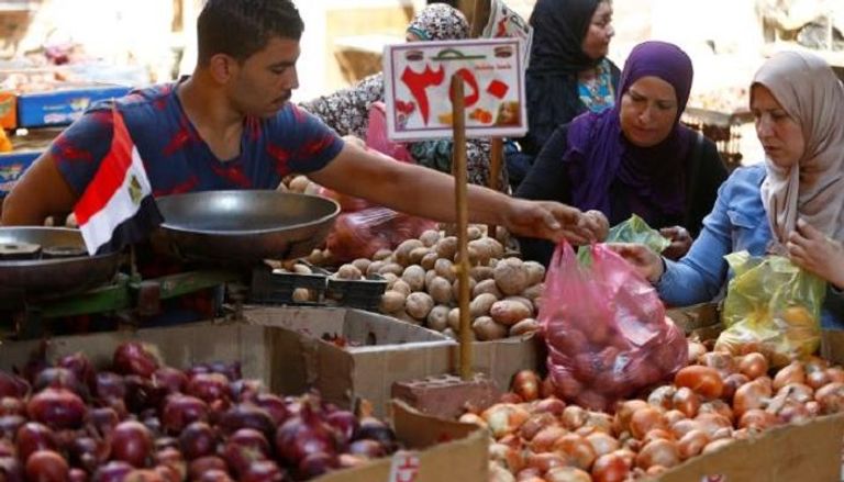 بائع في سوق بالقاهرة - رويترز