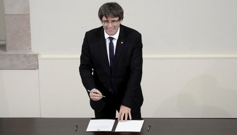 زعيم كتالونيا كارلس بودجمون يوقع وثيقة استقلال الإقليم عن إسبانيا