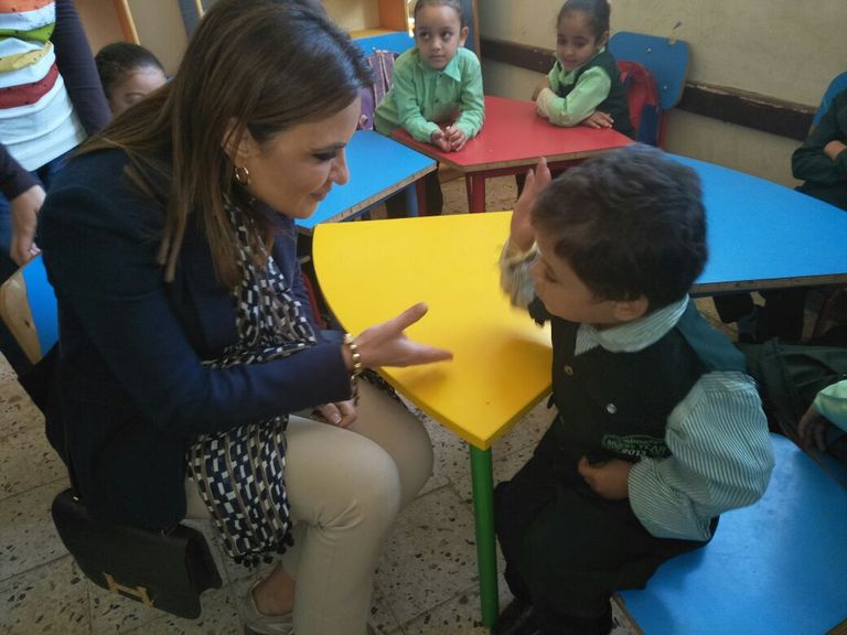 الدكتورة سحر نصر تقبل رأس تلميذة مصرية