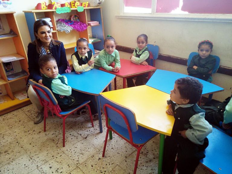 الدكتورة سحر نصر تقبل رأس تلميذة مصرية