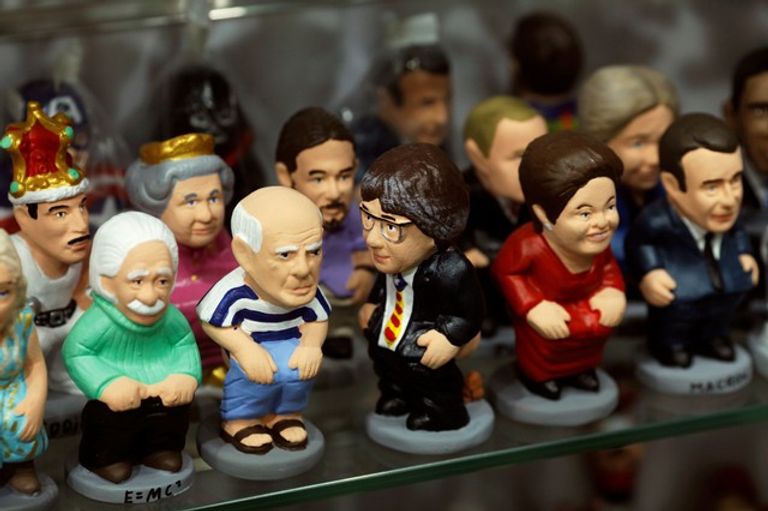 قادة كتالونيا يتحولون إلى تماثيل