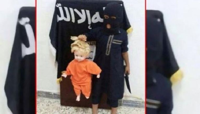 طفل يرتدي زي داعش في احتفال الهالوين 