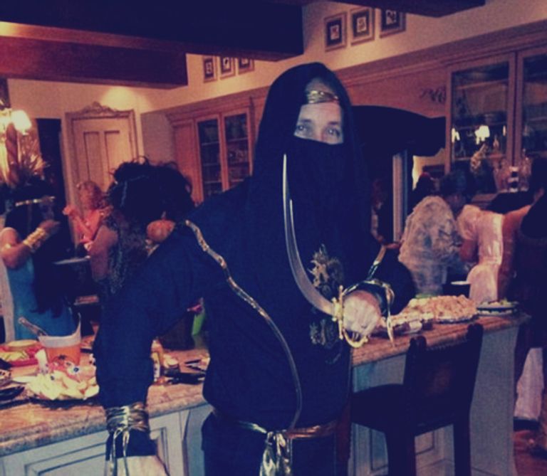 طفل يرتدي زي داعش في احتفال الهالوين