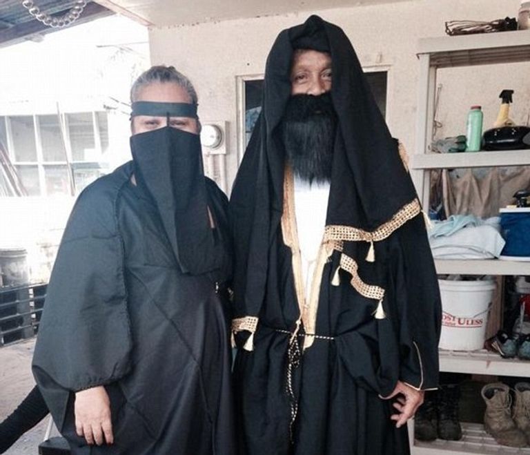 طفل يرتدي زي داعش في احتفال الهالوين