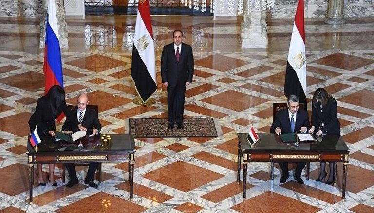 الرئيس المصري خلال توقيع عقد محطة الضبعة-أرشيفية