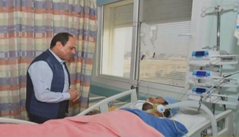 الرئيس المصري عبد الفتاح السيسي خلال زيارته للنقيب محمد الحايس