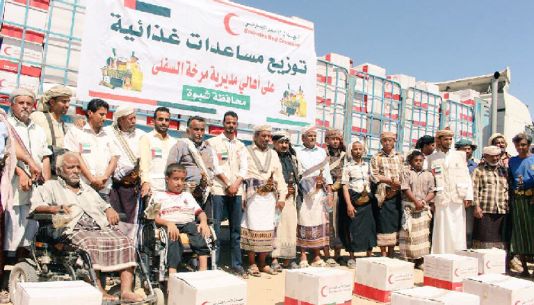 الهلال الأحمر الإماراتي يوزع مساعدات غذائية في شبوه