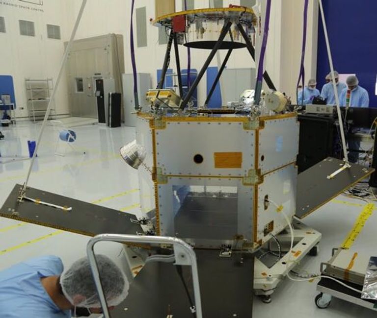 نجاح أول قمر صناعي إماراتي في اختبار فتح الألواح الشمسية