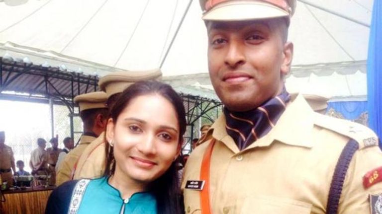 الضابط الهندي وزوجته