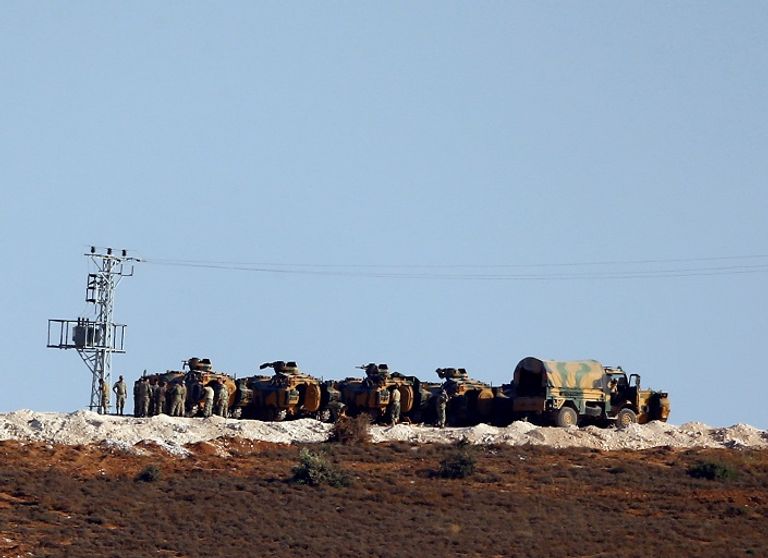 العلم التركي فى عفرين - رويترز