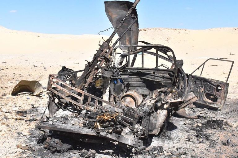 مركبة كان يستقلها إرهابيون دمرها سلاح الجو المصري