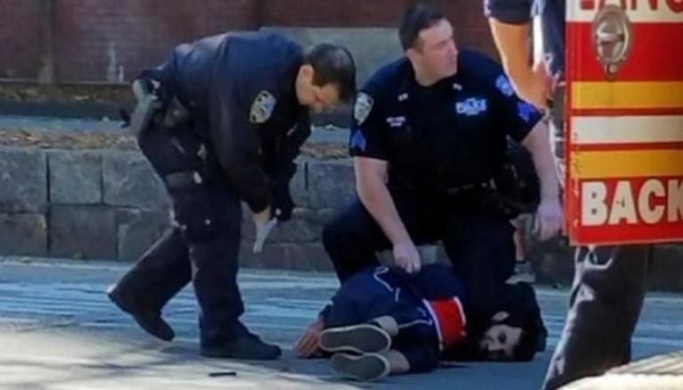 الشرطة الأمريكية بعدما أطلقت النار على المشتبه به في حادث مانهاتن