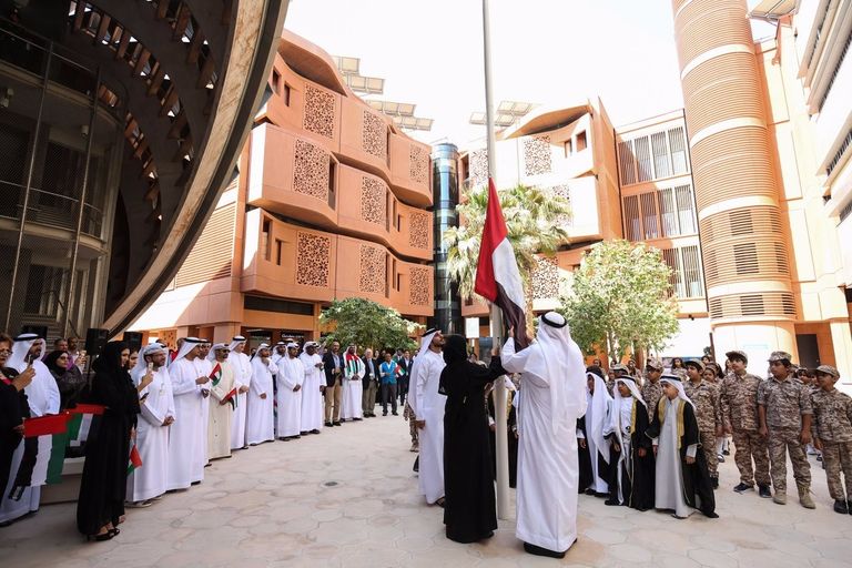 العلم الإماراتي في يومه.. خفاقا يروي أسرار المنعة والنماء