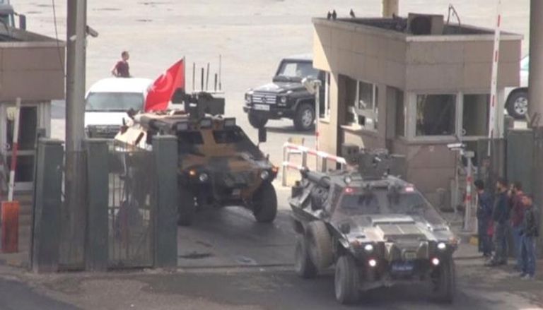 آليات تركية تعبر الحدود التركية العراقية (رويترز)