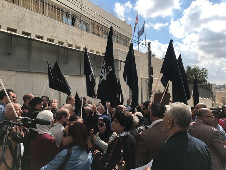 الفلسطينيون أمام القنصلية البريطانية بالقدس