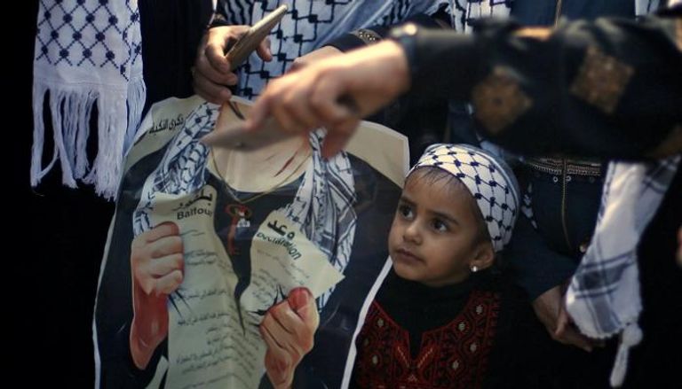 طفلة فلسطينية تشارك في مظاهرات الذكرى المئوية لوعد بلفور - رويترز