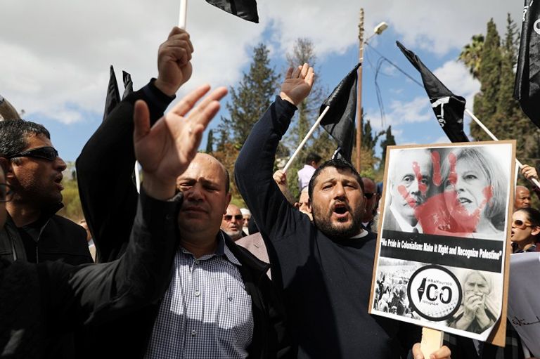 طفلة فلسطينية تشارك في مظاهرات الذكرى المئوية لوعد بلفور - رويترز