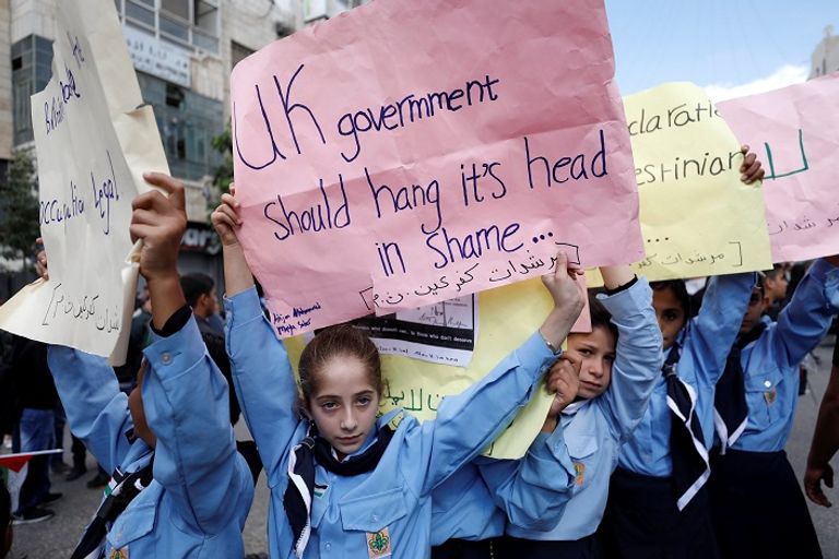 طفلة فلسطينية تشارك في مظاهرات الذكرى المئوية لوعد بلفور - رويترز