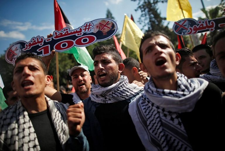 طفلة فلسطينية تشارك في مظاهرات الذكرى المئوية لوعد بلفور - رويترز