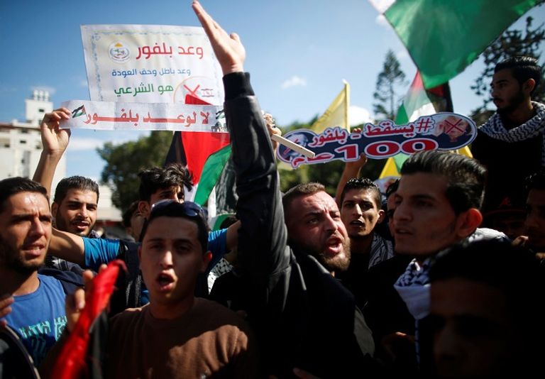 طفلة فلسطينية تشارك في مظاهرات الذكرى المئوية لوعد بلفور - رويترز