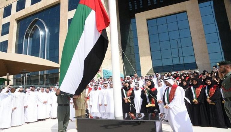 رفع علم الإمارات على المبنى المشترك للوزارتين في دبي