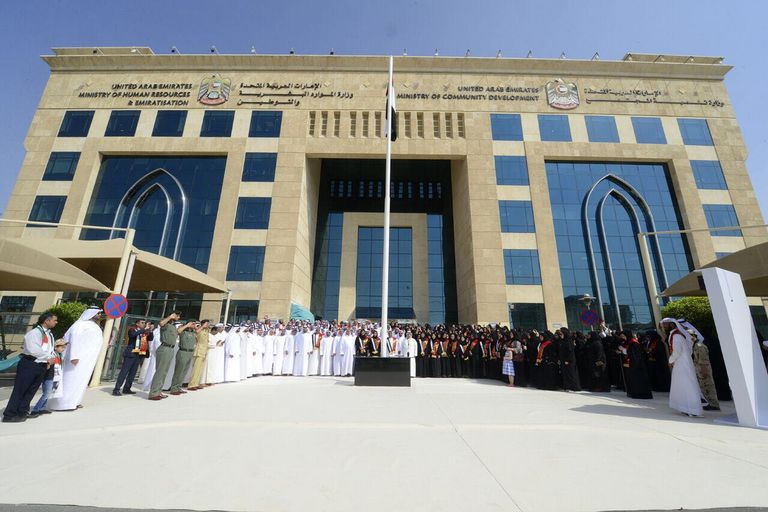 رفع علم الإمارات على المبنى المشترك للوزارتين في دبي
